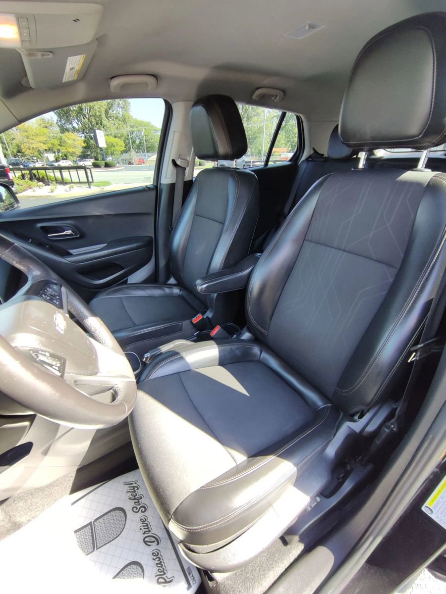 Used 2022 Chevrolet Trax LT w/ Midnight Edition image 12