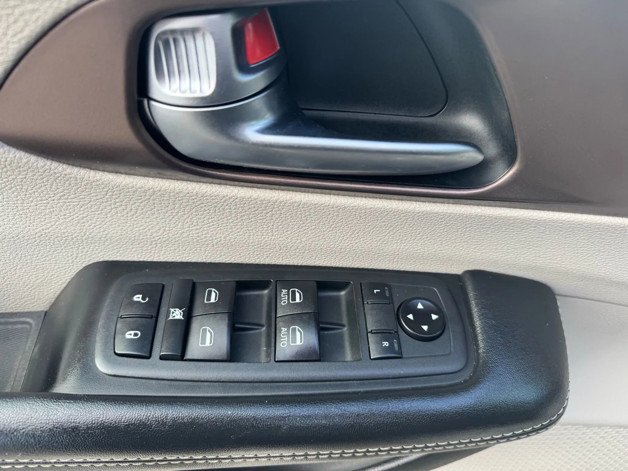 Used 2020 Chrysler Voyager Lxi image 10