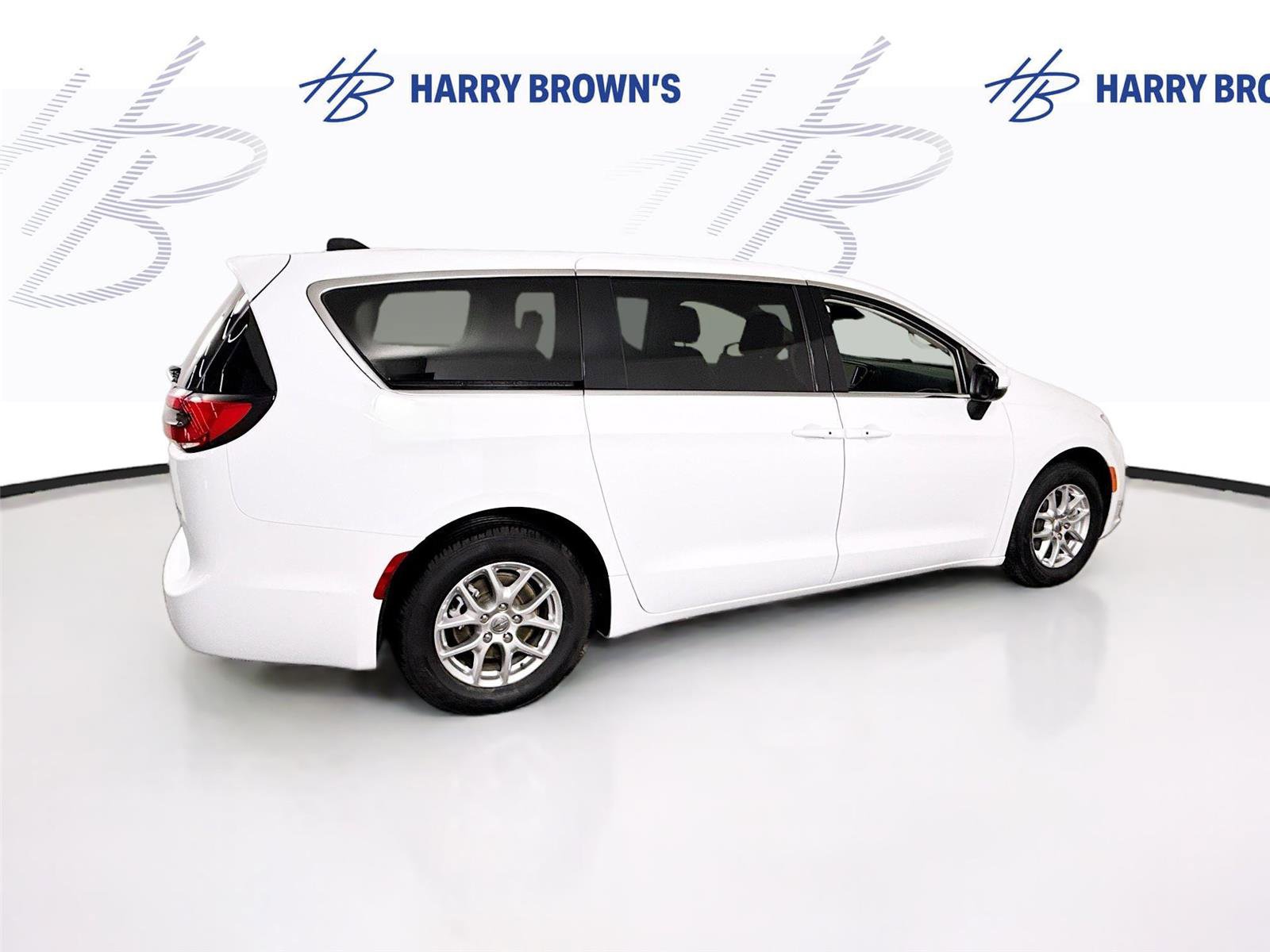 Used 2023 Chrysler Pacifica Touring-L image 32