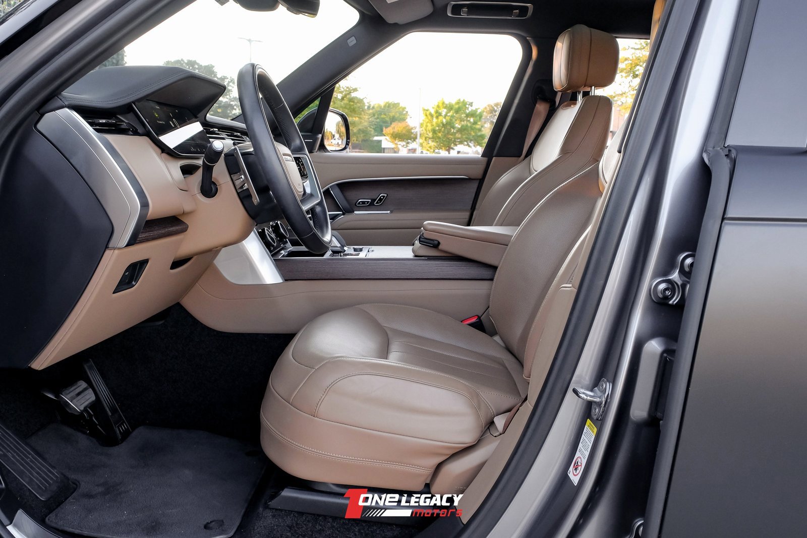 Used 2023 Land Rover Range Rover Long Wheelbase SE image 3