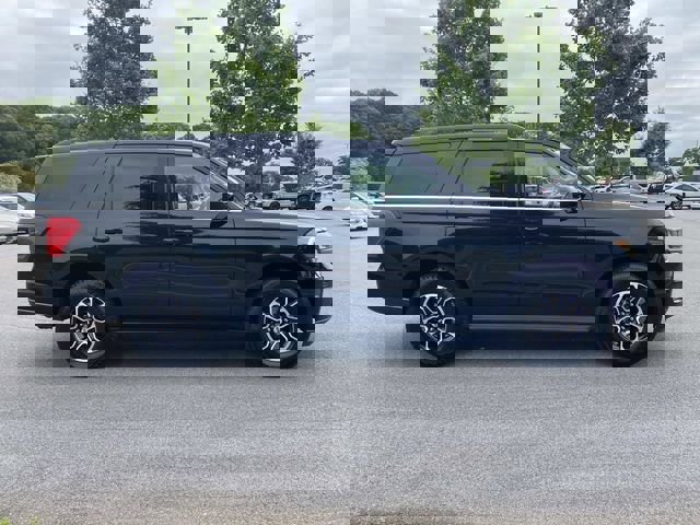 Used 2024 Ford Expedition XLT AWD/4WD image 2