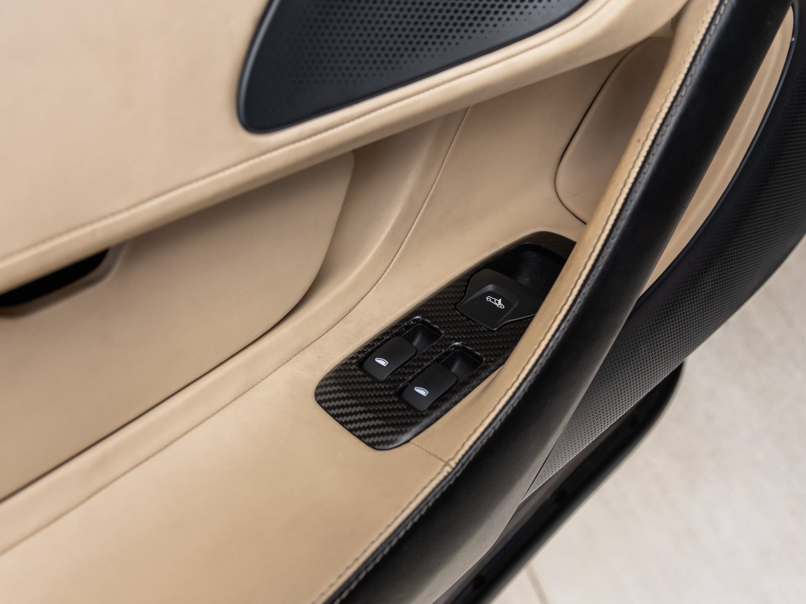 Used 2016 McLaren 570S Coupe RWD image 33