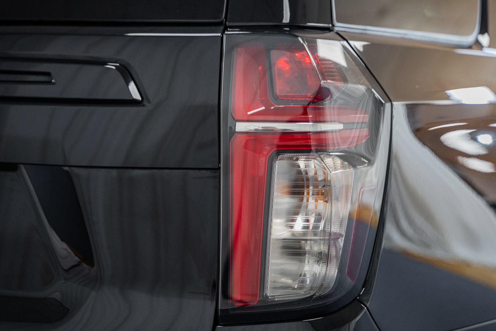 Used 2023 Chevrolet Tahoe Z71 w/ Luxury Package AWD/4WD image 7