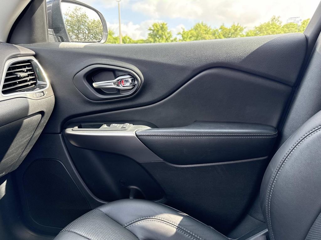 Used 2019 Jeep Cherokee Limited FWD image 22