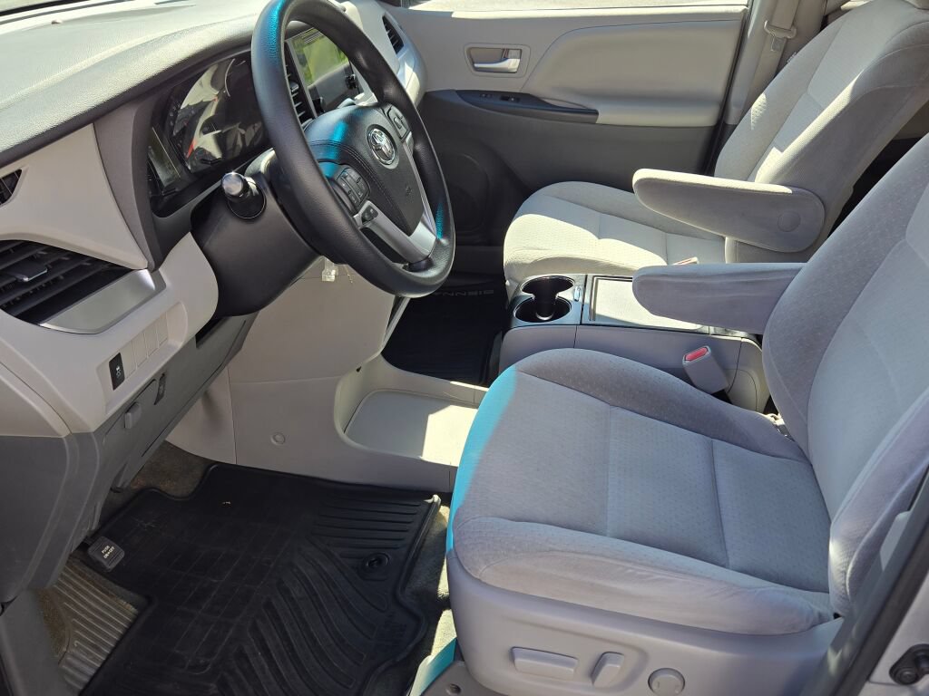 Used 2015 Toyota Sienna LE FWD image 16