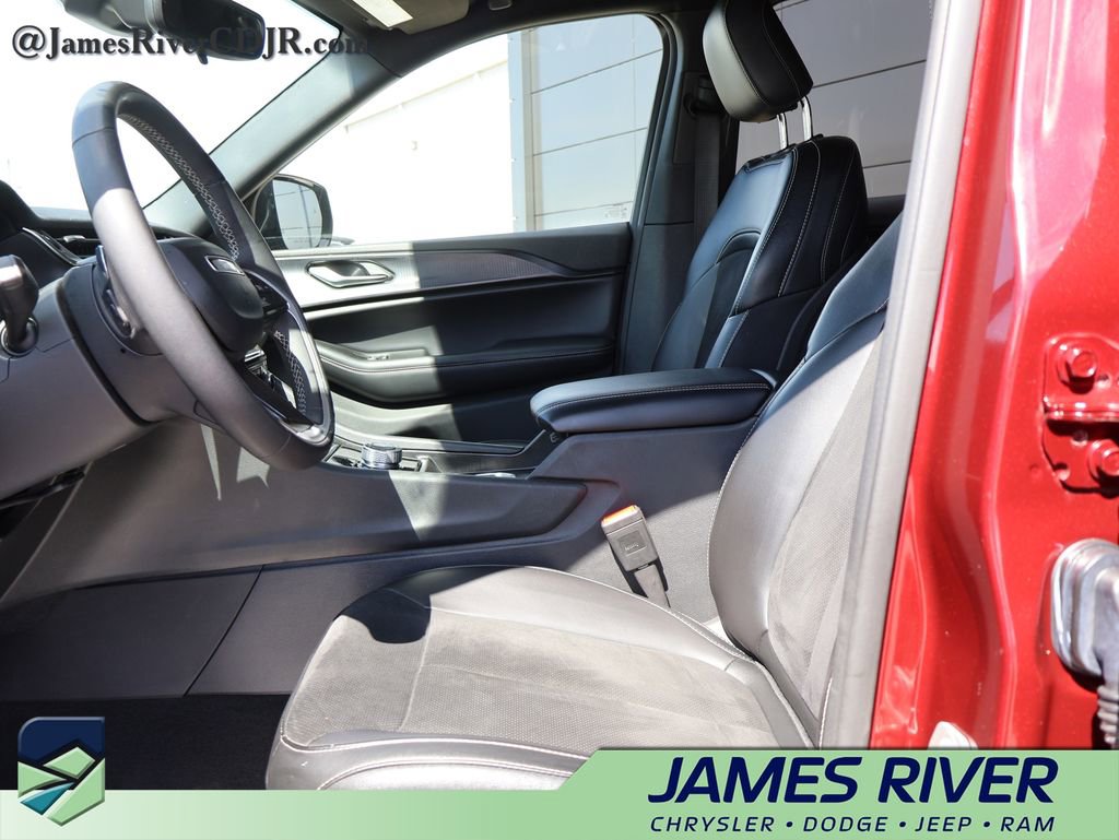 Used 2024 Jeep Grand Cherokee Altitude image 23