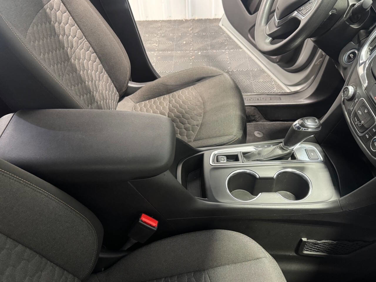 Used 2018 Chevrolet Equinox LT image 11