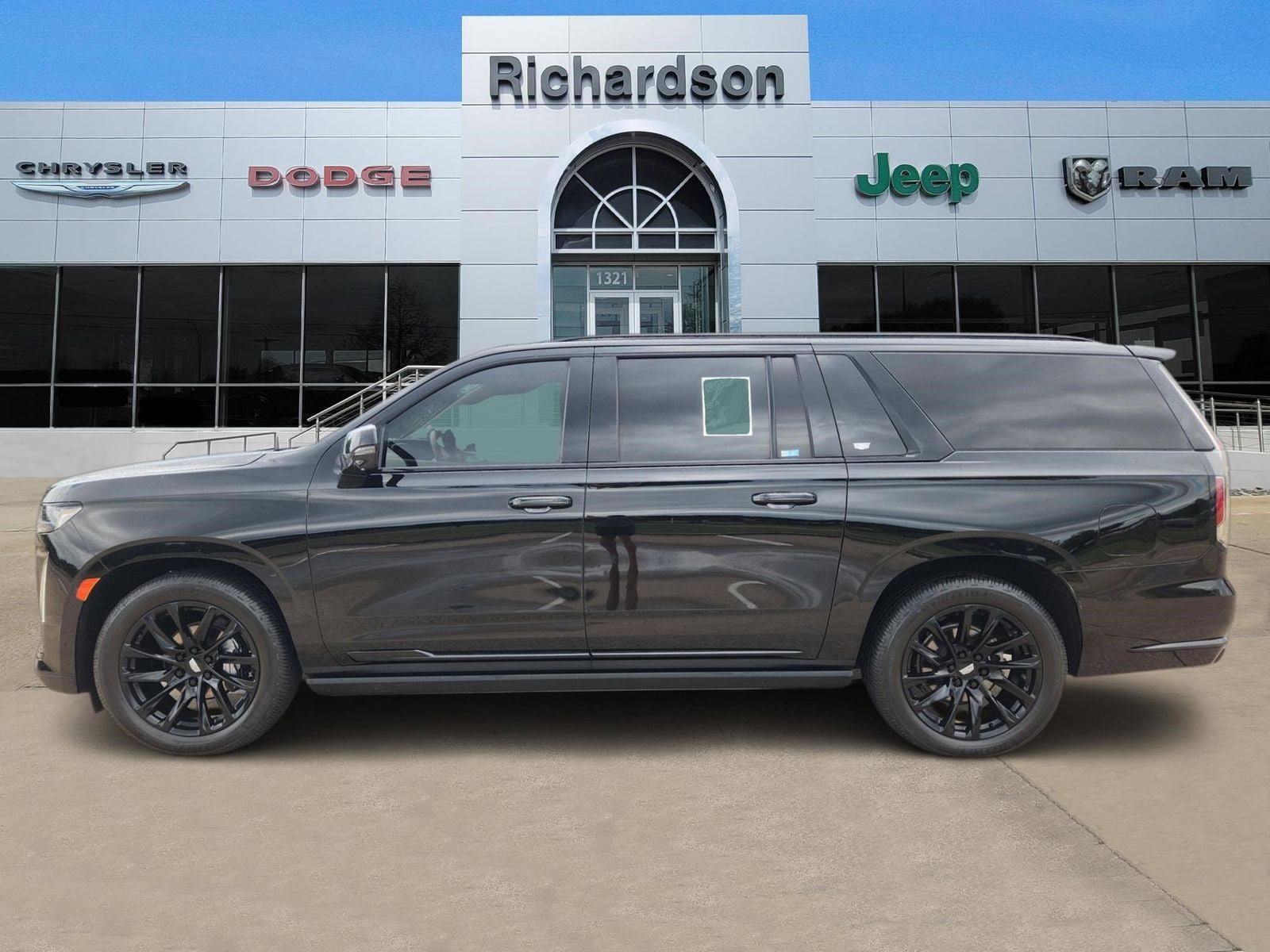Used 2022 Cadillac Escalade ESV Sport Platinum w/ LPO, ONYX Package AWD/4WD image 3