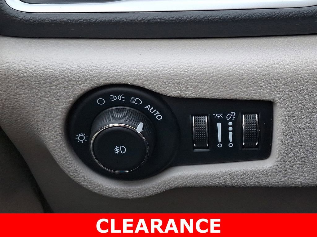 Used 2024 Chrysler Pacifica Touring-L image 23