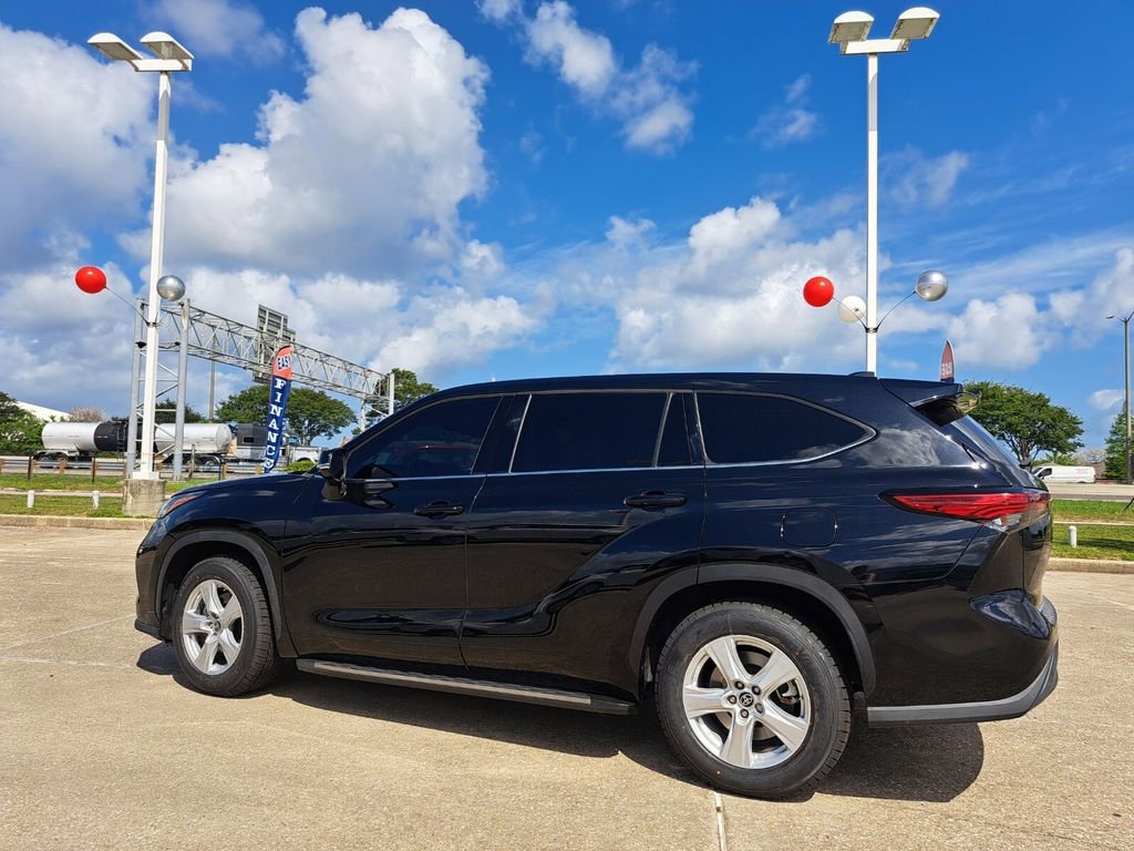 Used 2022 Toyota Highlander LE image 7