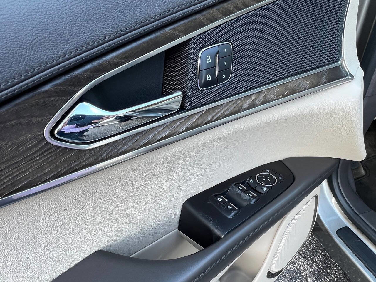 Used 2017 Lincoln MKX Select image 15