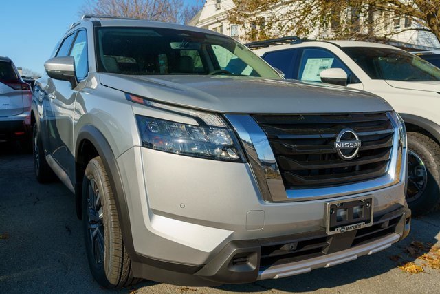New 2025 Nissan Pathfinder SL image 3