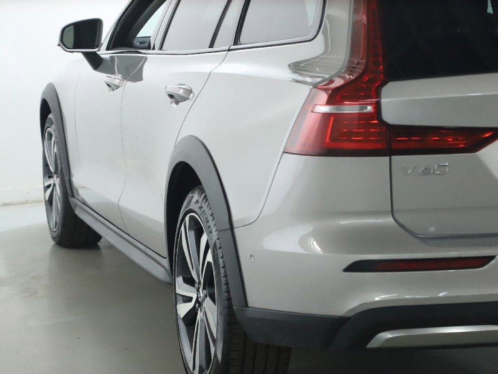 Used 2025 Volvo V60 B5 Cross Country Plus image 43