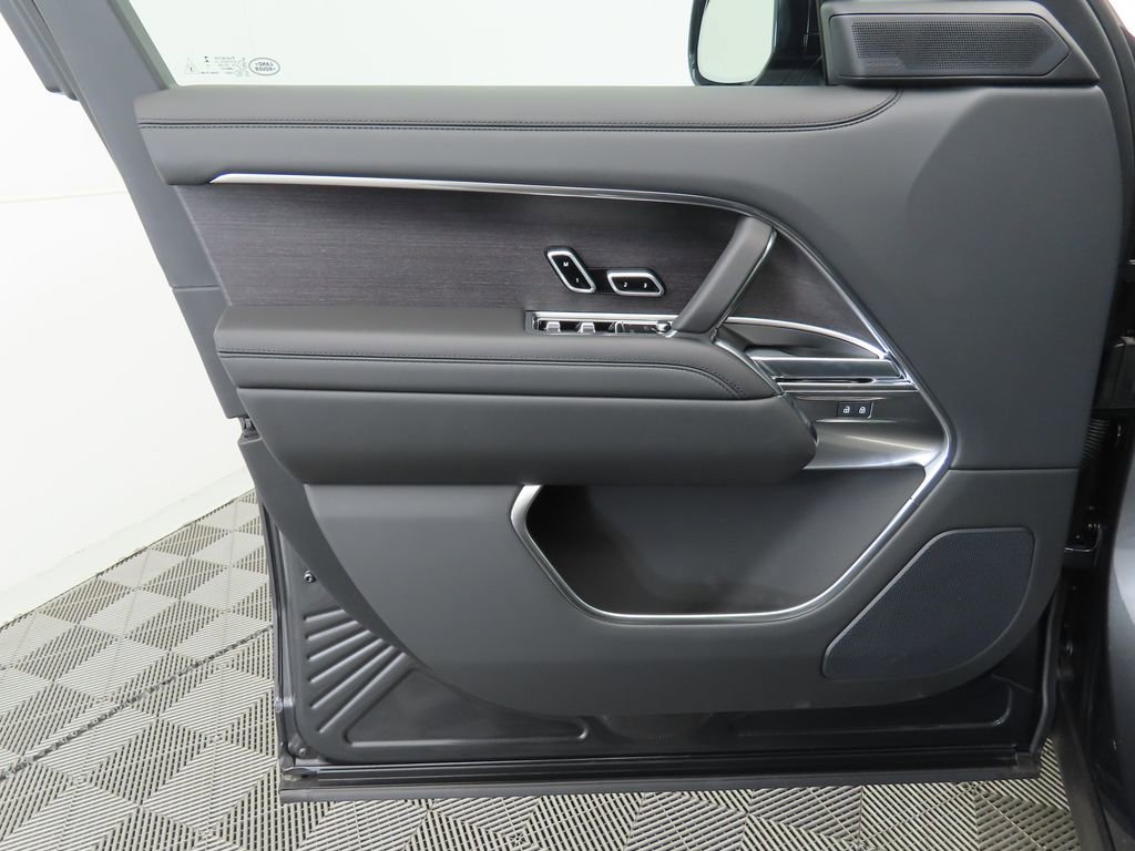New 2025 Land Rover Range Rover Long Wheelbase SE image 24