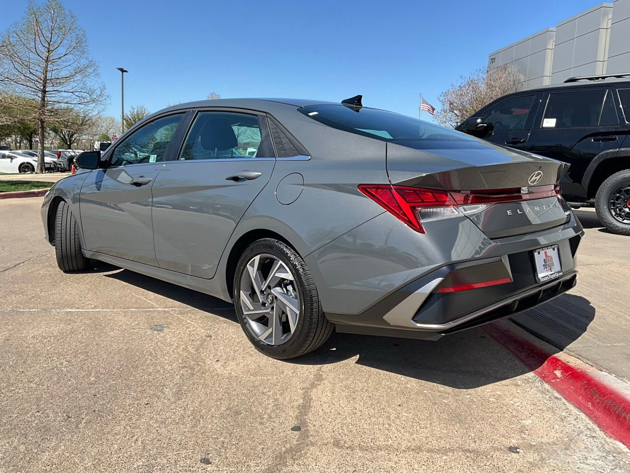 Used 2025 Hyundai Elantra Limited image 8