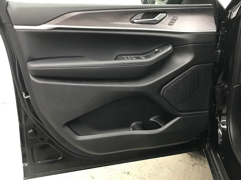 New 2025 Jeep Grand Cherokee L Limited image 10