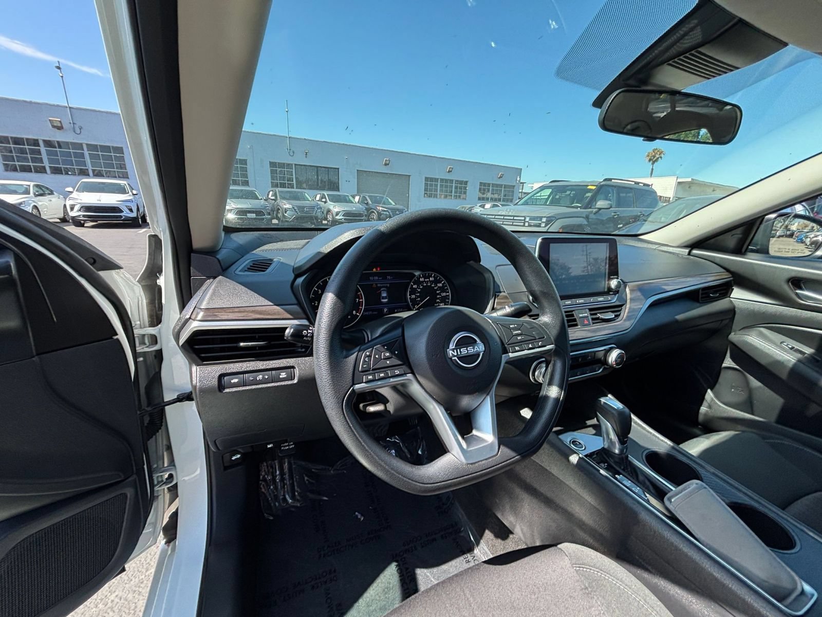 Used 2025 Nissan Altima 2.5 SV FWD image 34