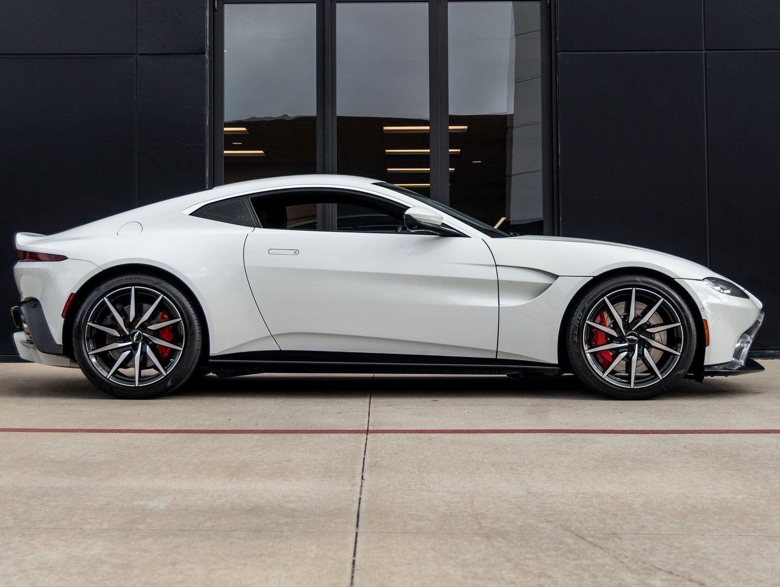 Used 2019 Aston Martin V8 Vantage Coupe image 10