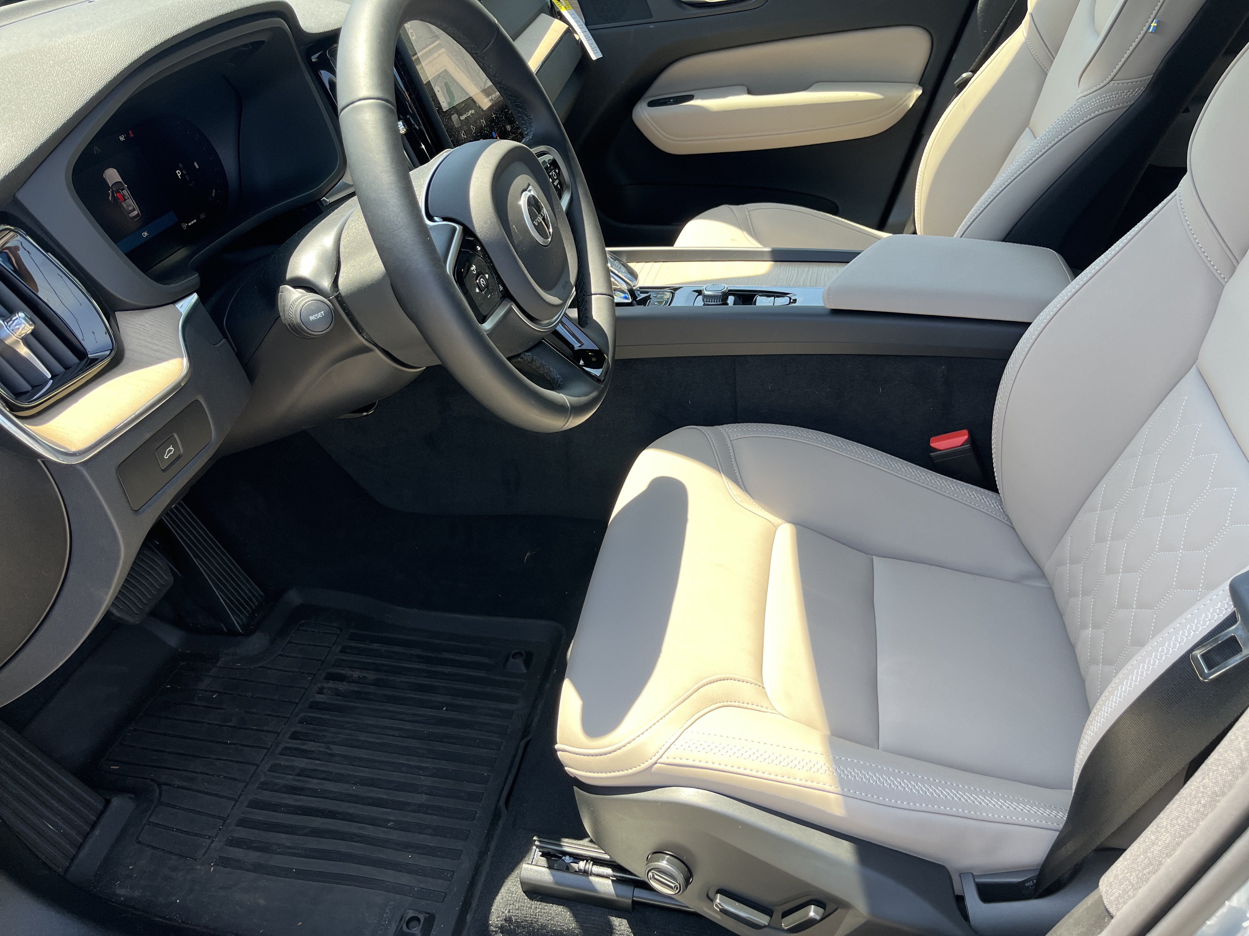New 2026 Volvo XC60 B5 Plus w/ Protection Package Premier AWD/4WD image 21