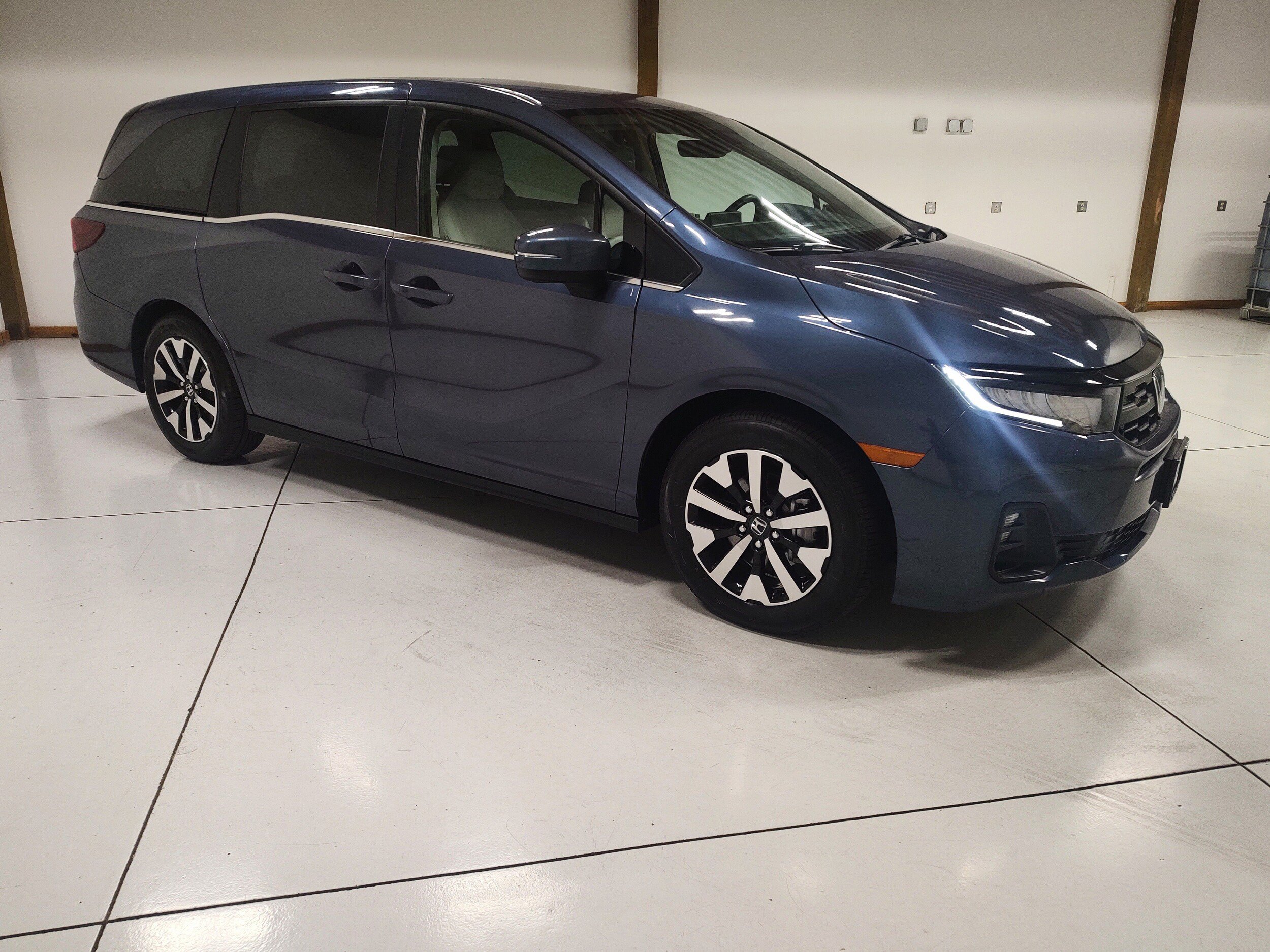 Used 2025 Honda Odyssey EX-L image 2