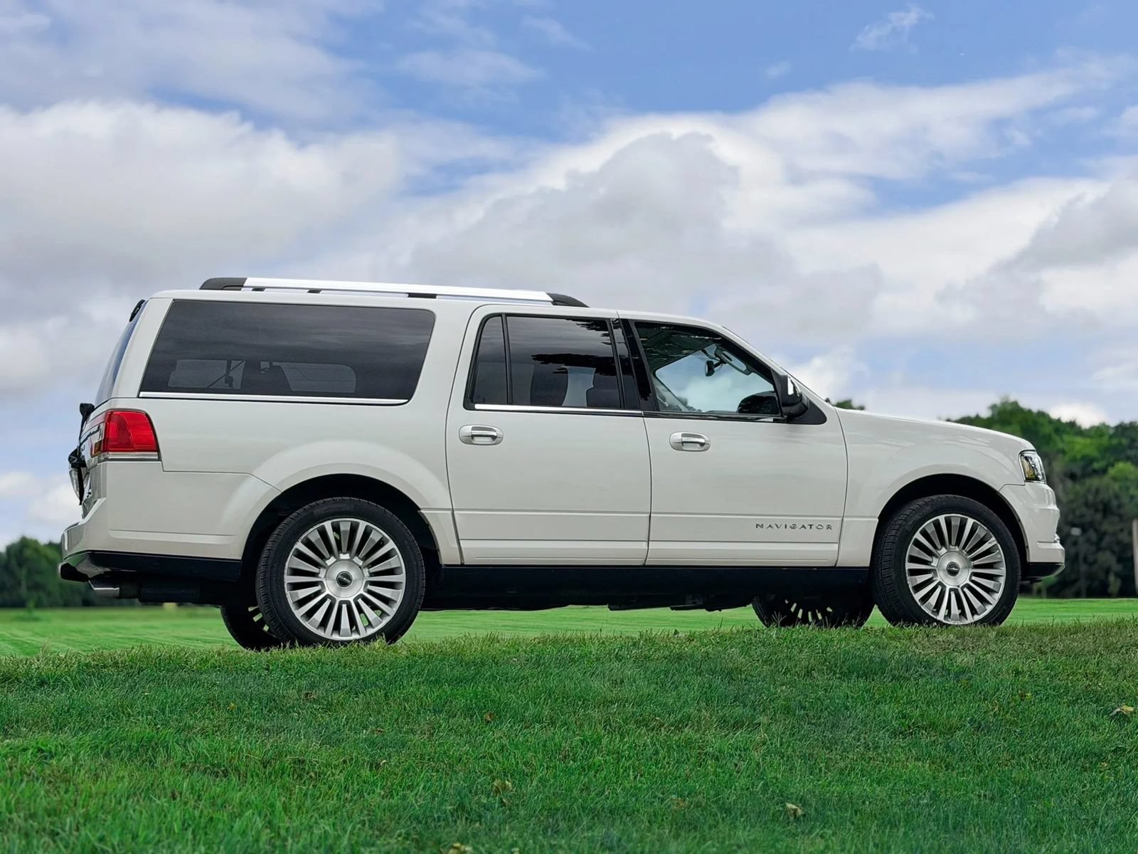 Used 2015 Lincoln Navigator L 4WD w/ Equipment Group 101A Reserve image 9