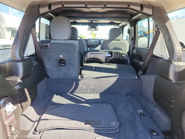 Used 2025 Jeep Wrangler Unlimited Sahara AWD/4WD image 33