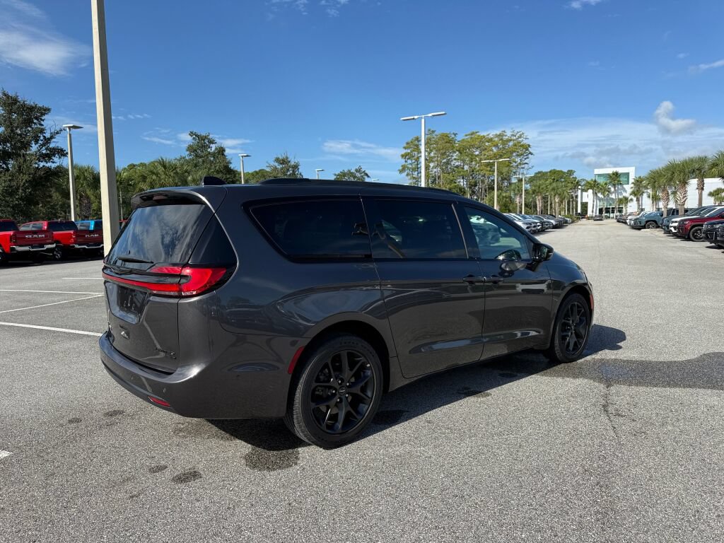Used 2023 Chrysler Pacifica Limited w/ S Appearance Package AWD/4WD image 3