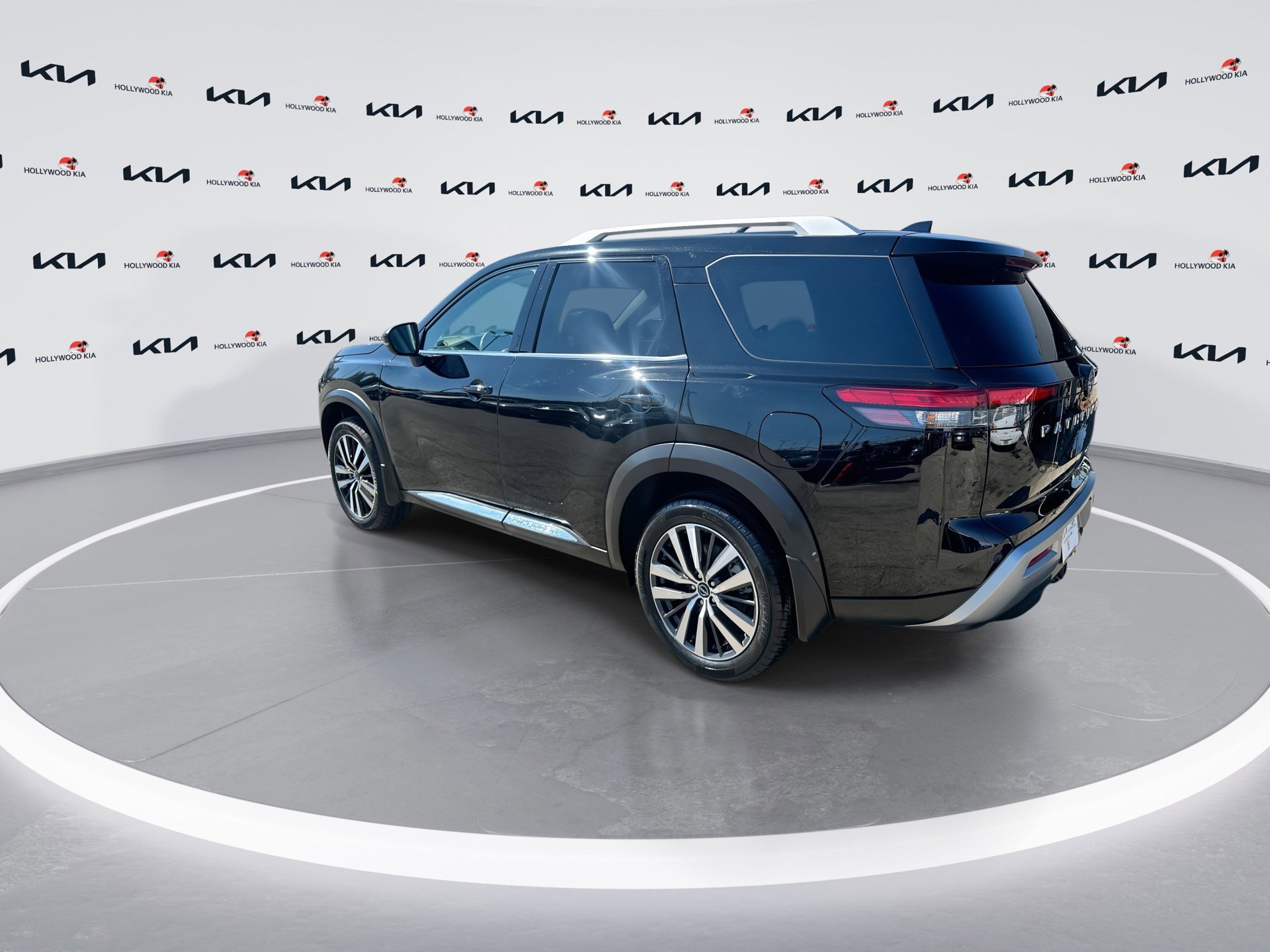 Used 2024 Nissan Pathfinder Platinum w/ Cargo Package image 6