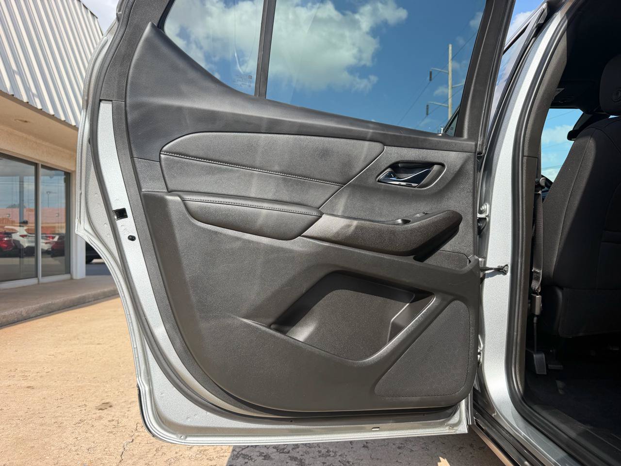 Used 2023 Chevrolet Traverse LT FWD image 14
