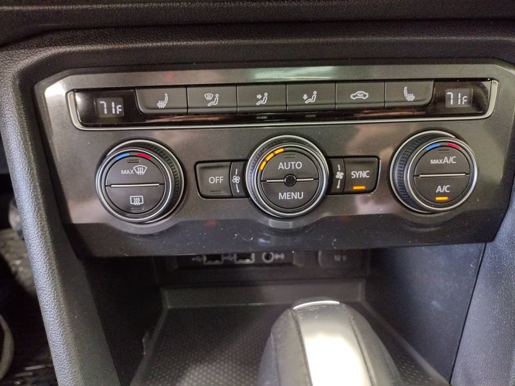 Used 2018 Volkswagen Tiguan SEL AWD/4WD image 28