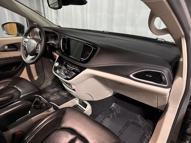 Used 2023 Chrysler Pacifica Touring-L image 38