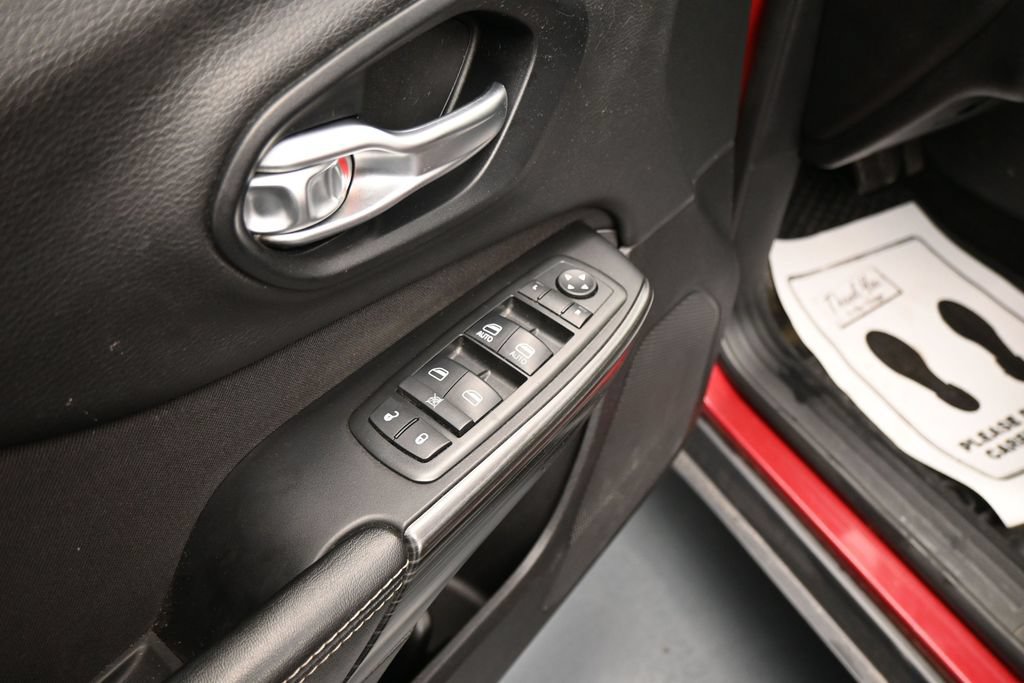 Used 2015 Jeep Cherokee Latitude w/ Comfort/Convenience Group FWD image 11