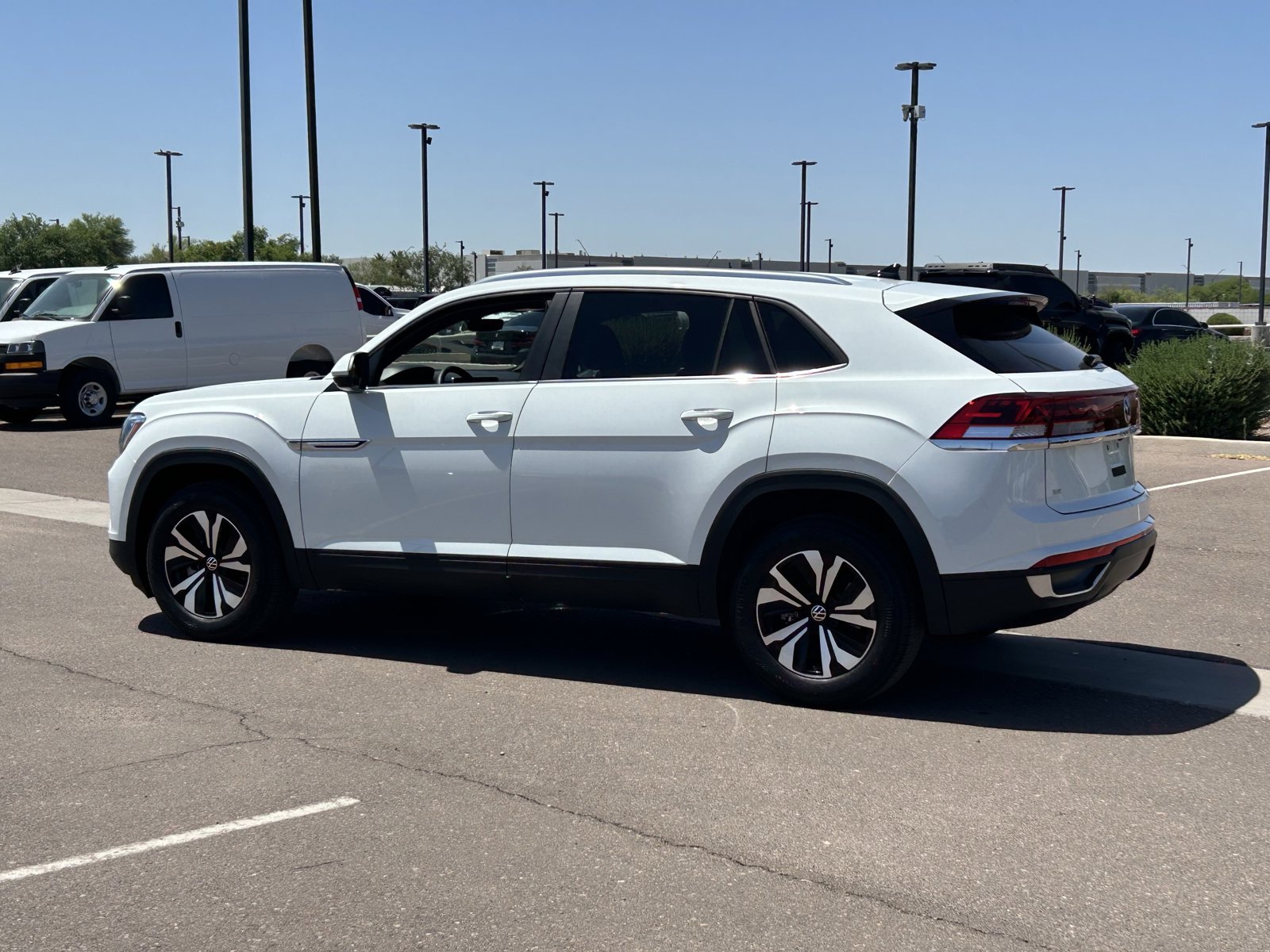 Used 2024 Volkswagen Atlas Cross Sport SE FWD image 3