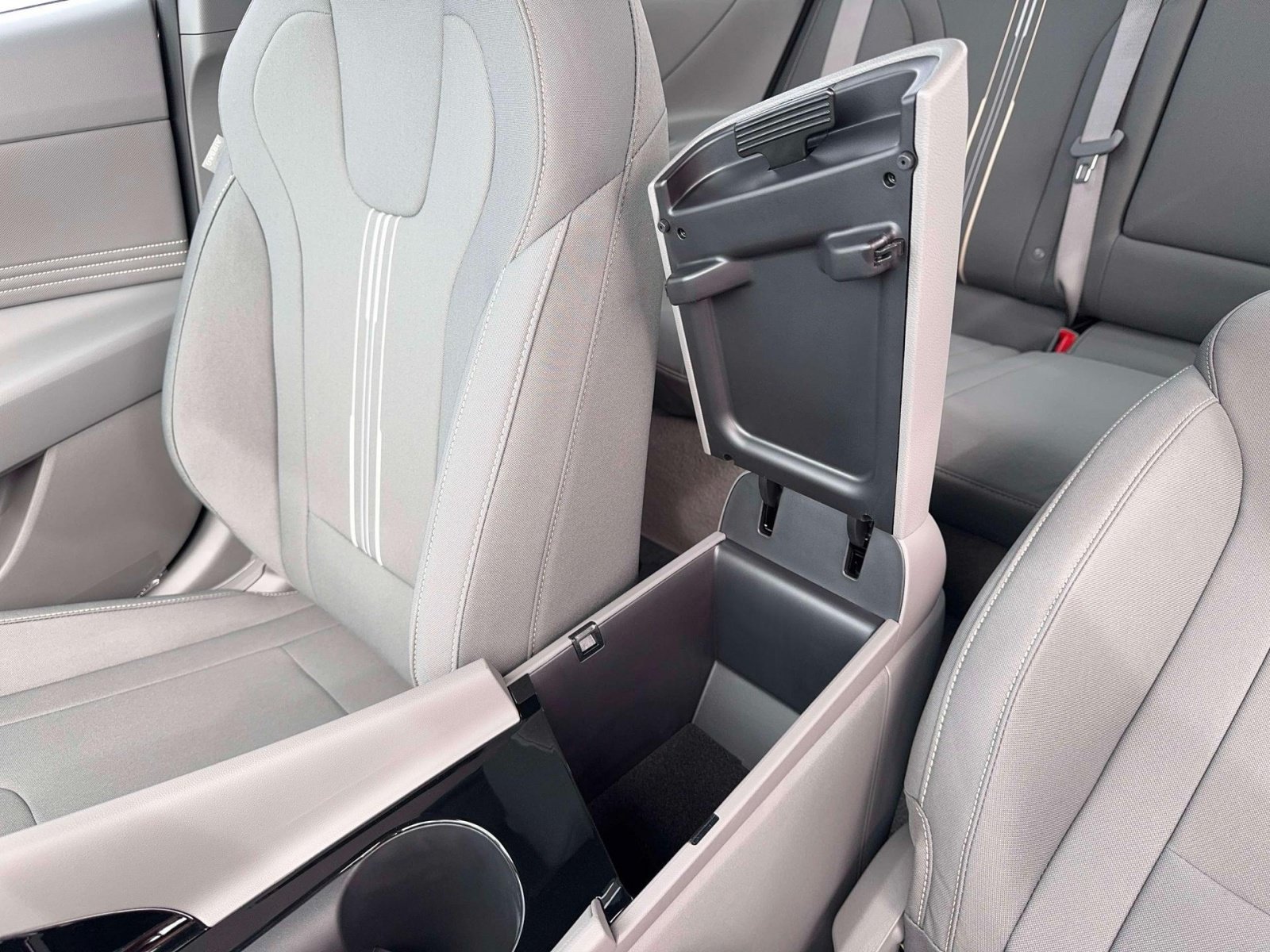 New 2026 Hyundai Elantra SEL Sport FWD image 18