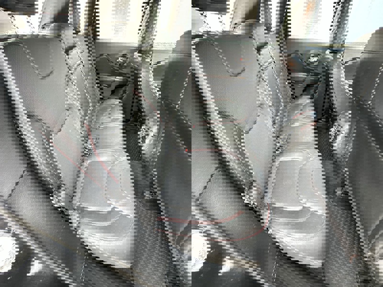 Used 2015 Jeep Cherokee Trailhawk w/ Comfort/Convenience Group AWD/4WD image 27