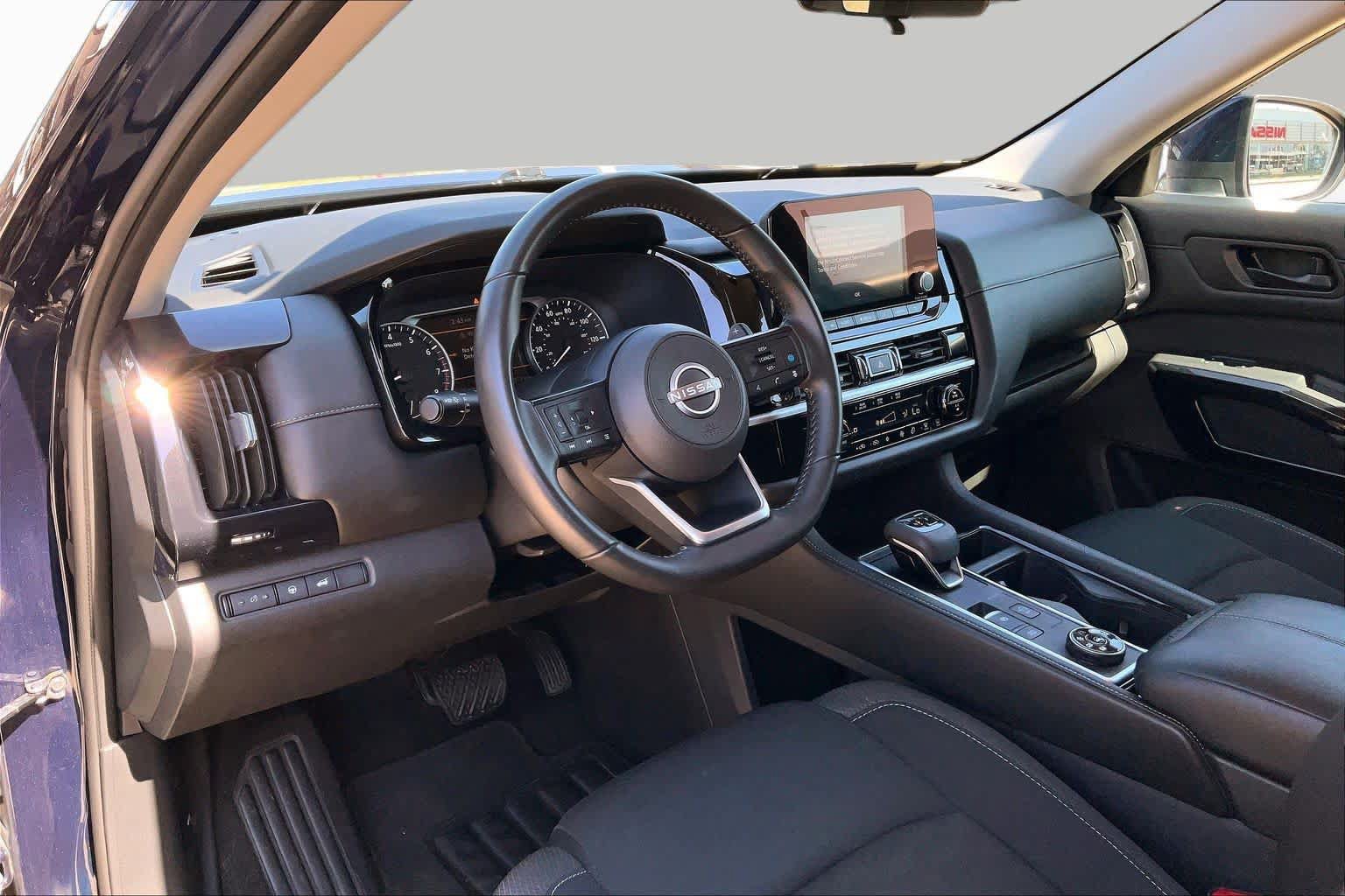 Used 2025 Nissan Pathfinder SV AWD/4WD image 15