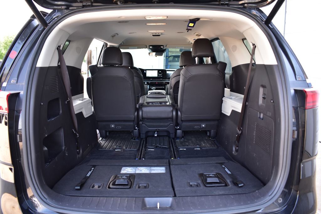 Used 2024 Kia Carnival EX FWD image 25