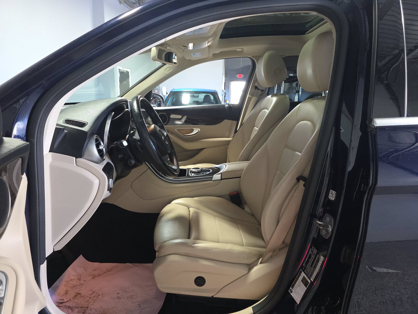 Used 2019 Mercedes-Benz GLC 300 4MATIC w/ Premium Package image 6