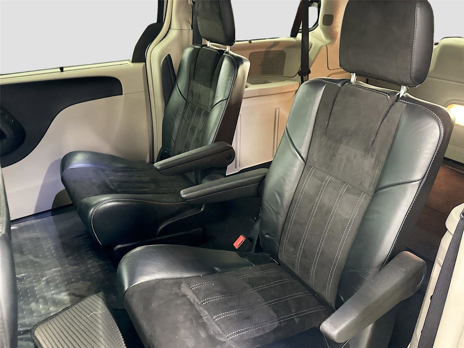 Used 2014 Chrysler Town & Country Touring-L image 5