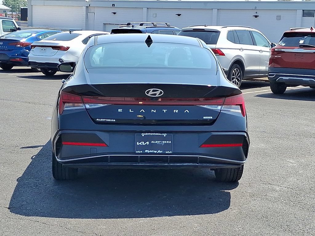 Used 2025 Hyundai Elantra Limited FWD image 4