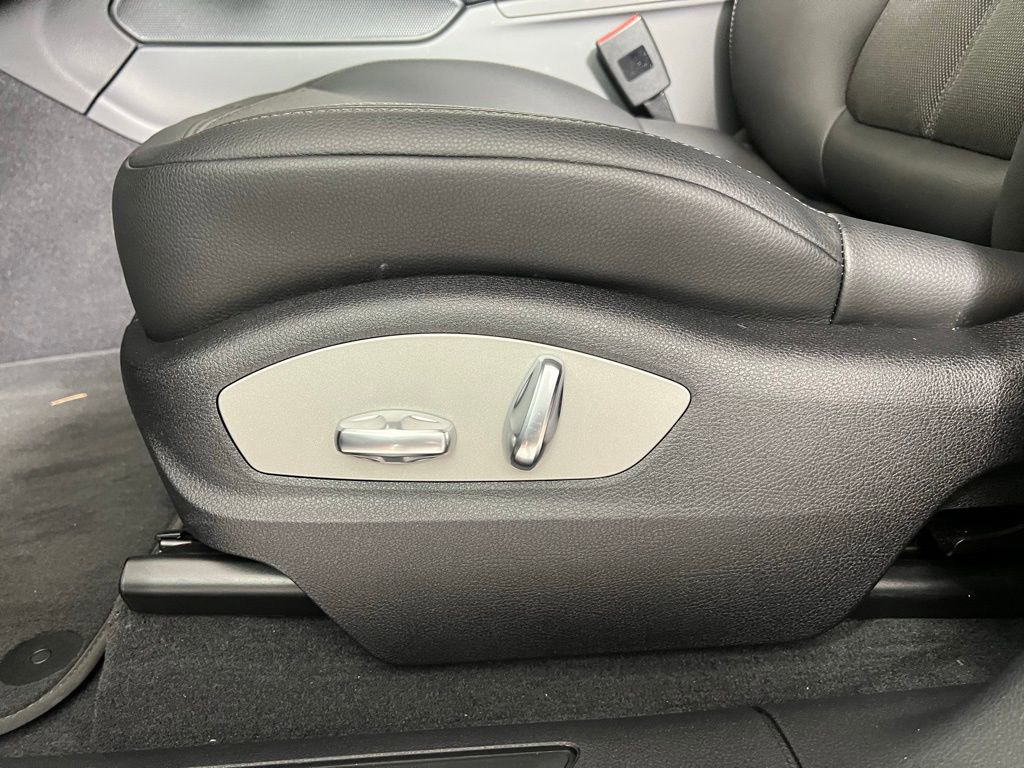 Certified 2025 Porsche Macan image 30