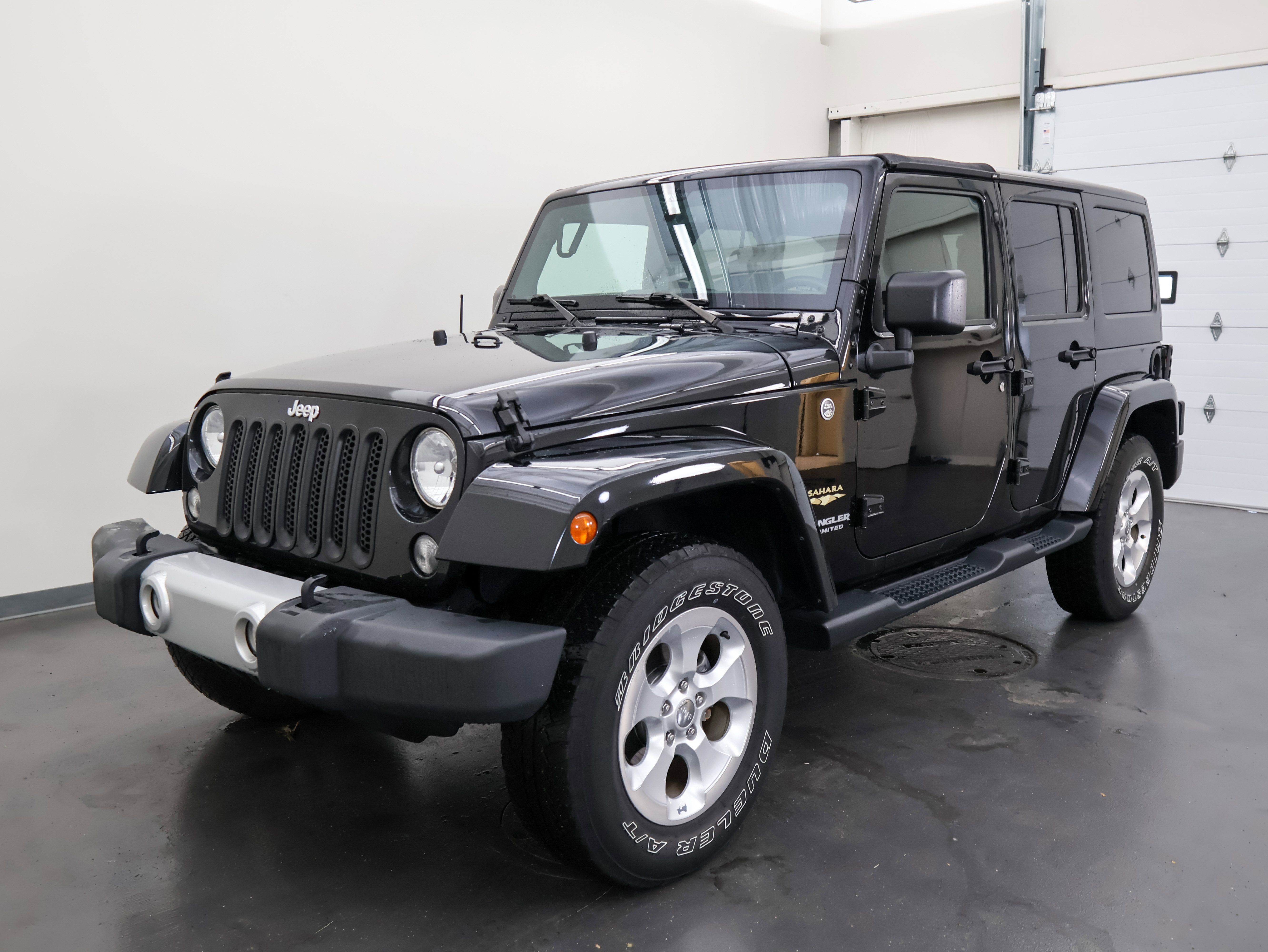 Used 2015 Jeep Wrangler Unlimited Sahara w/ Connectivity Group AWD/4WD image 8