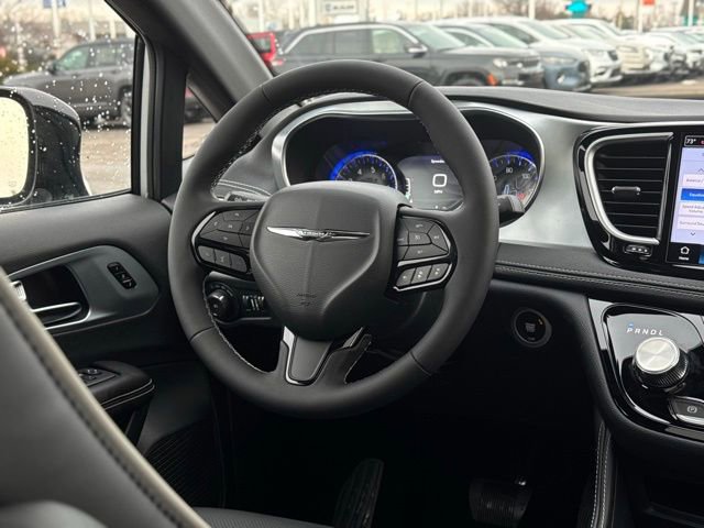 New 2026 Chrysler Pacifica Limited w/ Uconnect Theater Family Group image 29