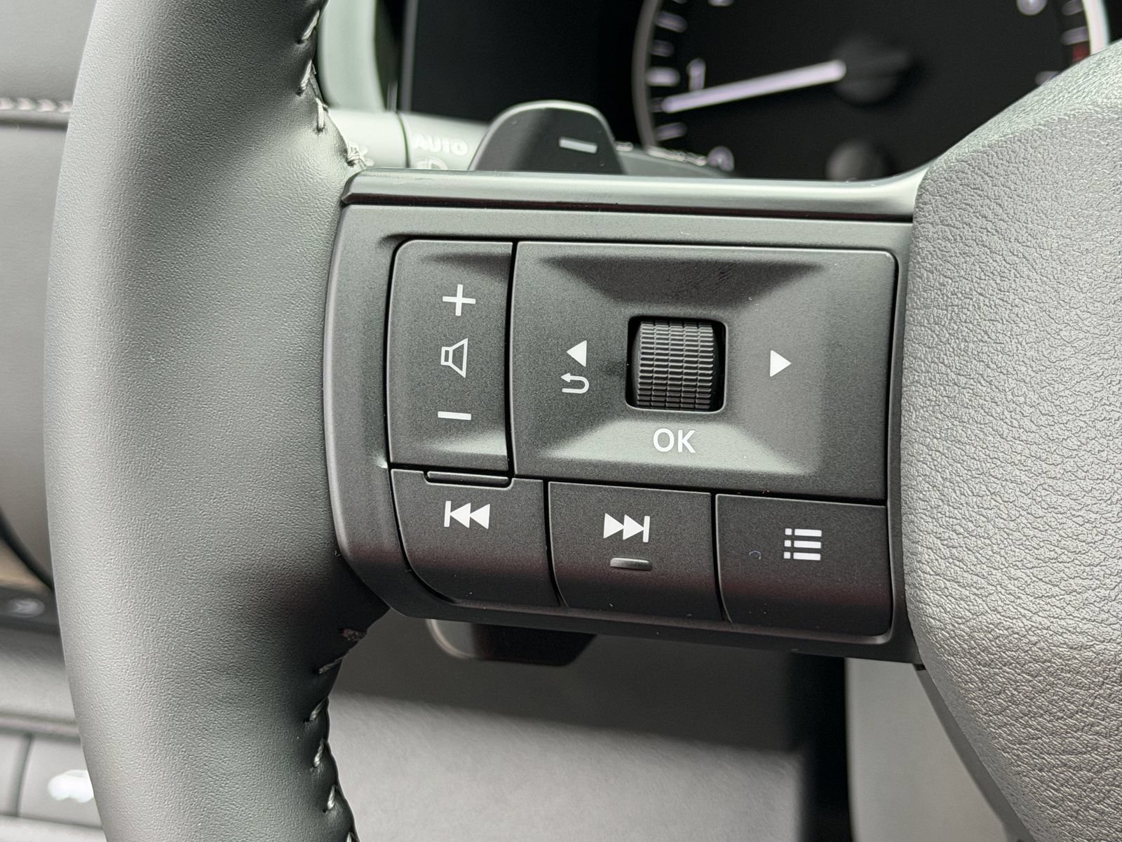 New 2026 Nissan Pathfinder SV w/ SV Premium Package FWD image 12