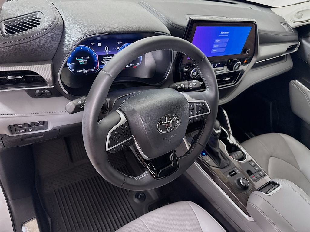 Certified 2025 Toyota Highlander Platinum AWD/4WD image 9