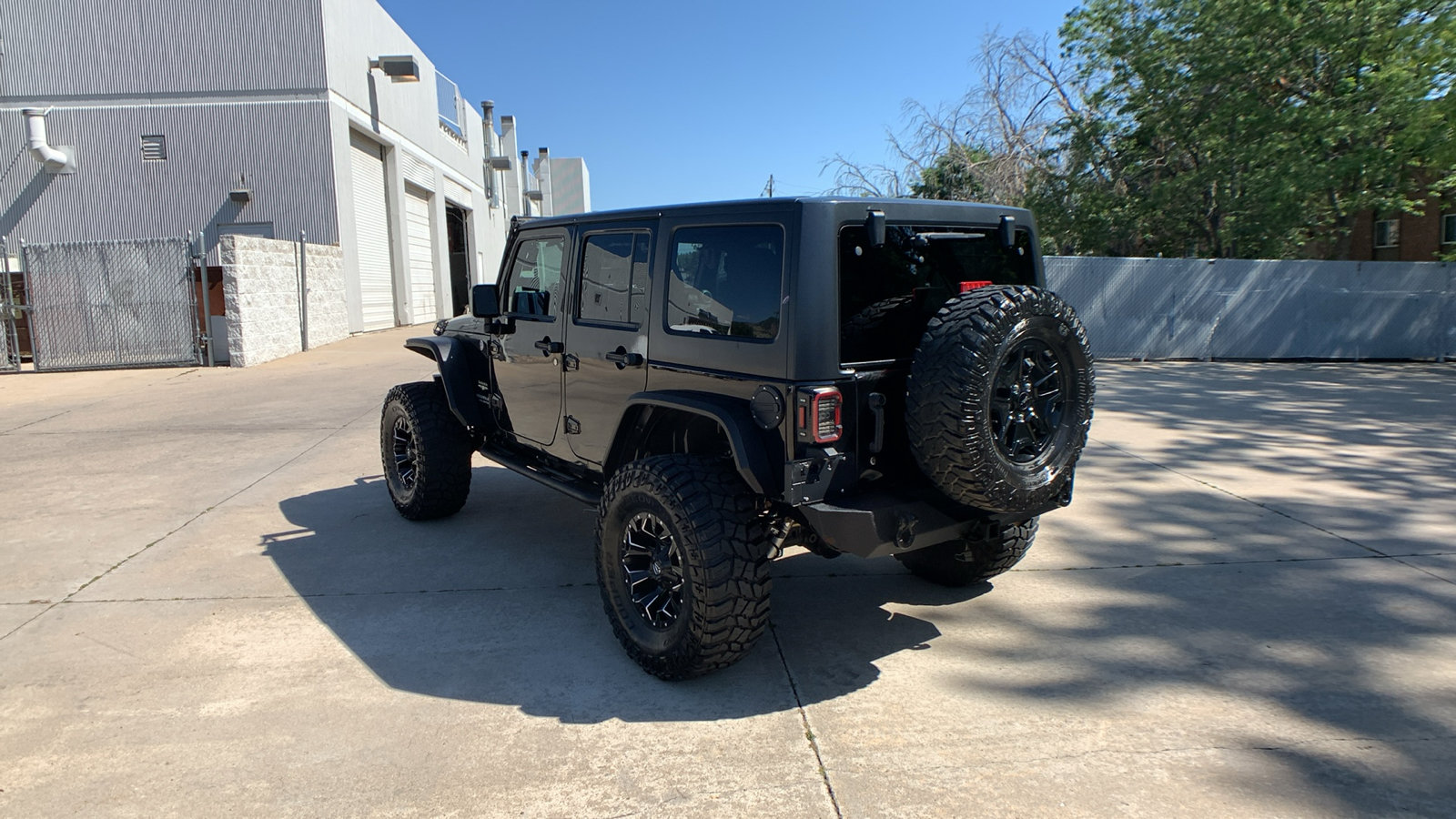 Used 2015 Jeep Wrangler Unlimited Sahara w/ Connectivity Group AWD/4WD image 3
