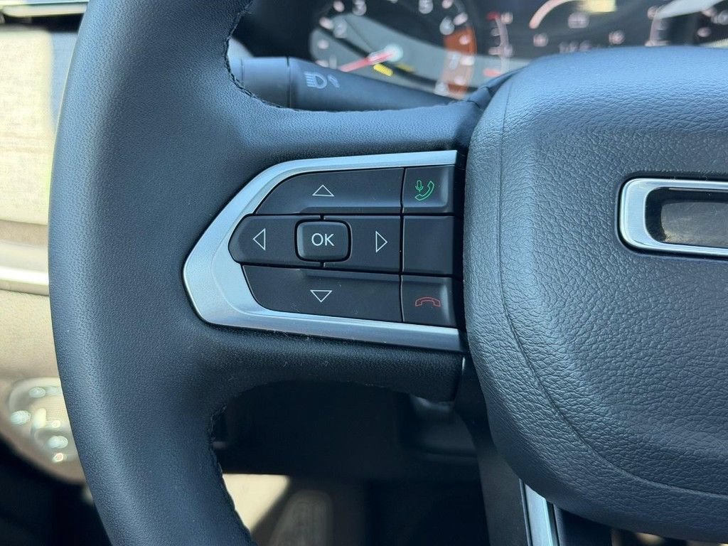 Used 2023 Jeep Compass Latitude w/ Sun and Sound Group AWD/4WD image 16