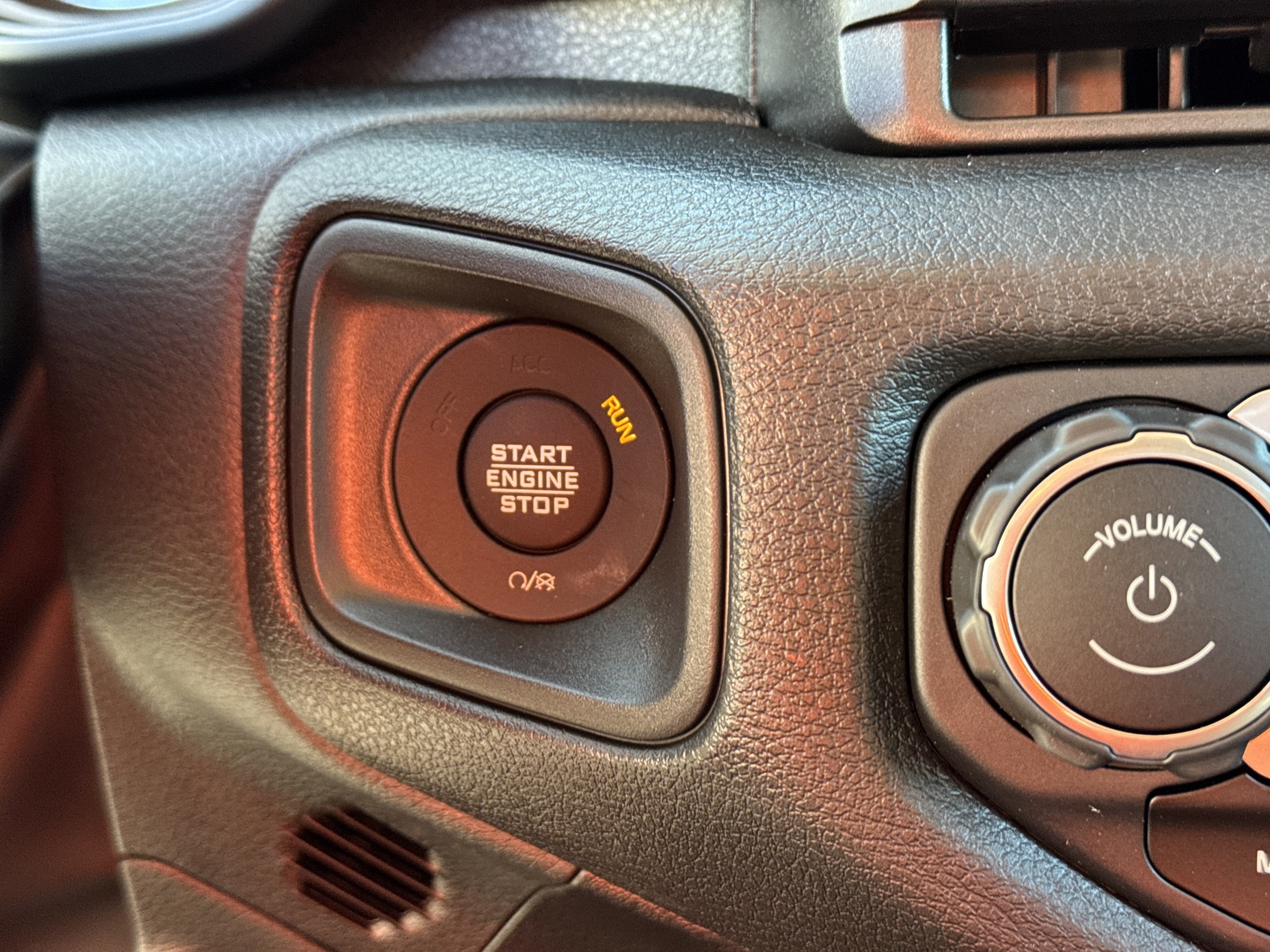 New 2025 Jeep Gladiator Sport image 36