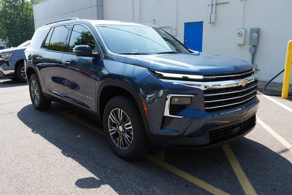 New 2026 Chevrolet Traverse LT w/ Enhanced Driving Package FWD image 2