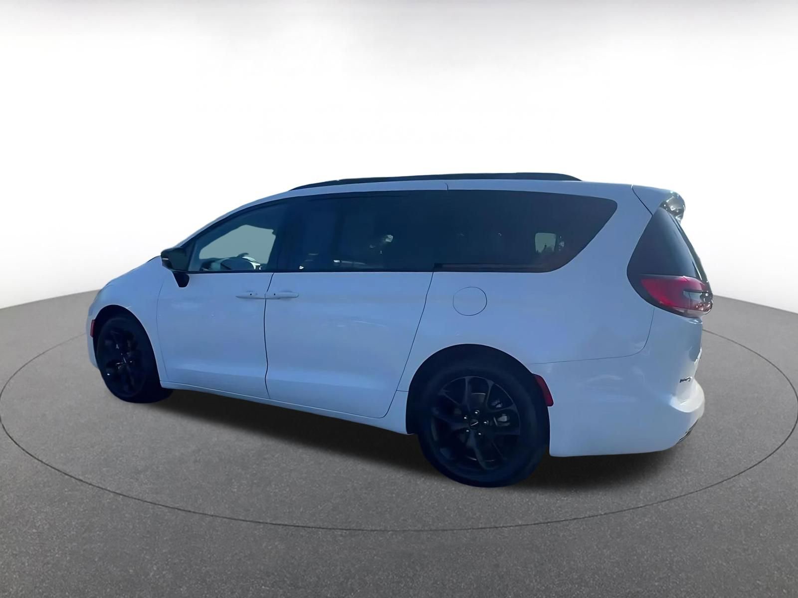 Used 2025 Chrysler Pacifica Limited image 10